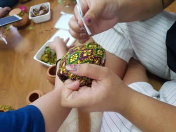 อาสาสมัครแต่งโอ่งจิ๋วน้ำใจช่วยภัยพิบัติ 14 ก.ค.62   Volunteer –To decorate tiny jars for Disaster Relief Jul.14,19